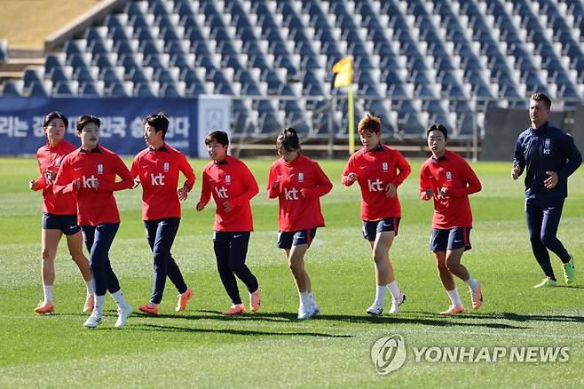 '마지막까지 최선을' (캠벨타운[호주]=연합뉴스) 김주성 기자 = 한국 여자 축구대표팀의 콜린 벨 감독과 선수들이 31일 오전(한국시간) 호주 시드니 외곽의 캠벨타운 스포츠 스타디움에서 회복훈련을 하고 있다. 
    앞선 콜롬비아, 모로코와의 조별리그 두 경기에서 연패한 대표팀은 다음달 3일 독일과 3차전을 치른다. 2023.7.31 utzza@yna.co.kr