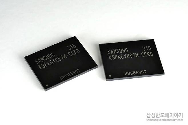 삼성전자가 세계 최초로 선보인 3차원 V낸드. (사진=삼성전자 반도체 뉴스룸)