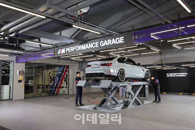 올해 4월 BMW 해운대 전시장에 문을 연 ‘M 퍼포먼스 게러지’.(사진=BMW 코리아)