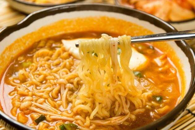 라면, 우동 등 면을 먹을 때 식이섬유가 많은 채소와 같이 먹으면 혈당이 급격히 오르고 살이 찌는 것을 늦추는 데 도움이 된다. [사진=게티이미지뱅크]