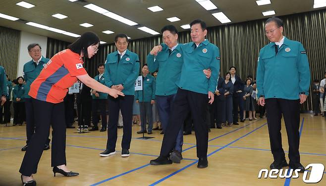 공습 대비 민방위 훈련(민방공훈련)이 실시된 23일 서울 여의도 국회 지하강당에서 김진표 국회의장과 김기현 국민의힘 대표가 부상자 이송법 훈련을 하고 있다. 2023.8.23/뉴스1 ⓒ News1 임세영 기자