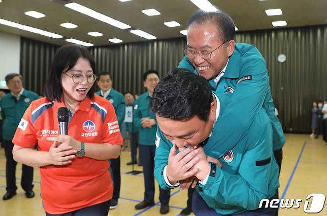 공습 대비 민방위 훈련(민방공훈련)이 실시된 23일 서울 여의도 국회 지하강당에서 정희용 국민의힘 의원이 윤재옥 원내대표를 업고 부상자 이송법 훈련을 하고 있다. 2023.8.23/뉴스1 ⓒ News1 임세영 기자