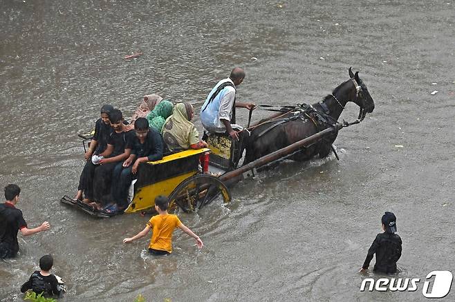 지난 5일(현지시간) 파키스탄 동부 펀자브주(州) 라호르에 폭우가 내려 도로가 침수된 모습. 23.07.05 ⓒ AFP=뉴스1 ⓒ News1 김예슬 기자