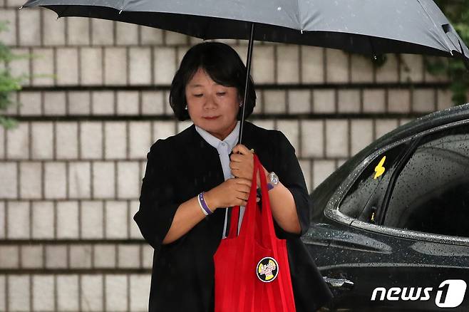 무소속 윤미향 의원이 23일 오후 서울 서초구 서울고등법원에서 열린 정의기억연대 후원금 횡령 혐의 관련 결심 공판에 출석하고 있다. 2023.8.23/뉴스1 ⓒ News1 이승배 기자