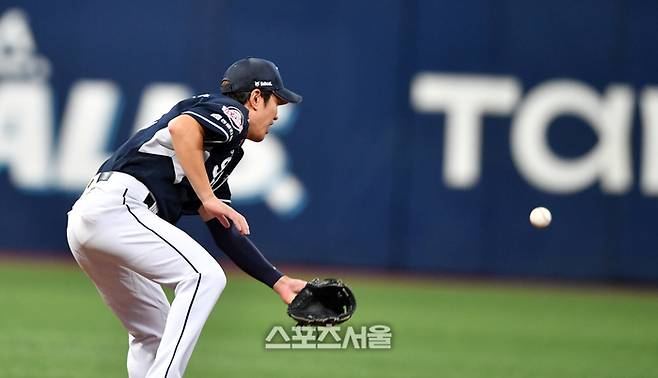 두산 유격수 김재호가 23일 고척스카이돔에서 열린 2023 프로야구 키움히어로즈와 두산베어스의 경기 5회말 1사 만루 키움 5번타자 송성문의 내야땅볼때 강승호의 토스가 높게 날아와 잡아내지 못하고 있다. 두명의 주자가 득점하며 3-2로 앞선 키움. 2023.08.23.  강영조기자 kanjo@sportsseoul.com