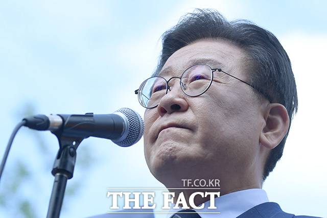 이재명 더불어민주당가 24일 오전 검찰에 출석한다. 이 대표는 쌍방울 그룹 대북송금 의혹과 관련한 검찰의 출석 요구에 "검찰은 다음 주에 조사를 희망하고 있지만, 당무 등으로 전혀 시간을 낼 수 없다. 내일 오전에 바로 조사받으러 가겠다"고 밝혔다. /장윤석 인턴기자