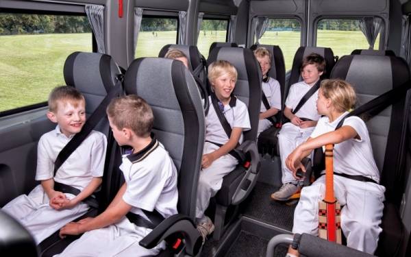 마스터 버스에 적용된 고정식 좌석과 3점식 안전벨트.