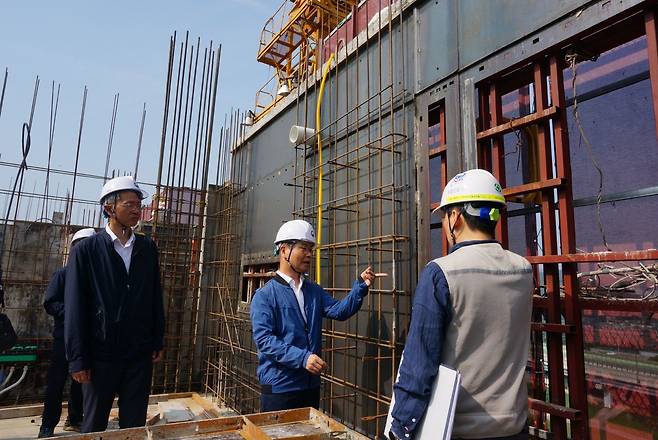 이정식 고용노동부 장관이 경기도 안양시 소재 중소 건설사 시공 복합건물 건설 현장을 찾아 안전 조치를 점검하고 있다. /연합뉴스