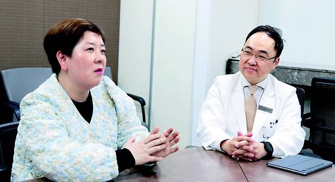박길숙 씨(왼쪽)는 임신 기간에 유방암을 발견했지만 건강한 아기를 출산했다. 수술과 항암 치료, 방사선 치료를 거쳐 완치 판정을 
받았다. 박 씨가 자신의 수술을 맡았던 이한별 서울대병원 유방내분비외과 교수와 완치 후 건강 관리 등에 대해 이야기를 나누고 
있다. 서울대병원 제공