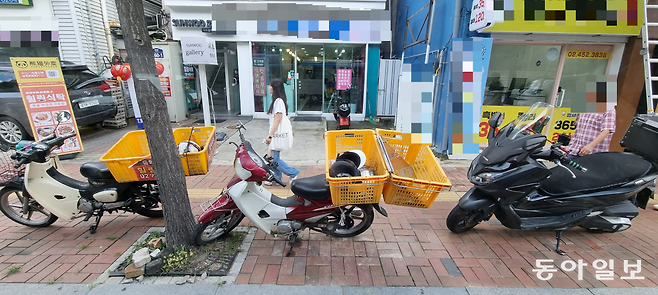 지난달 26일 서울 동대문구 제기동의 한 인도에 오토바이 3대가 줄지어 주차되어 있다. 이륜차를 인도에 주차하는 것은 도로교통법상 불법이지만 범칙금만 부과할 수 있다. 최미송 기자 cms@donga.com