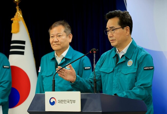 정황근 농림축산식품부 장관이 23일 정부 서울청사에서 열린 브리핑에서 농·축산물 피해 지원금 상향·확대 방안을 발표하고 있다. 농식품부 제공