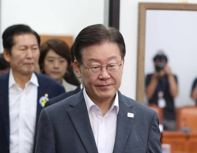 이재명 더불어민주당 대표가 23일 오전 서울 여의도 국회에서 열린 최고위원회의에 참석하고 있다. 뉴시스