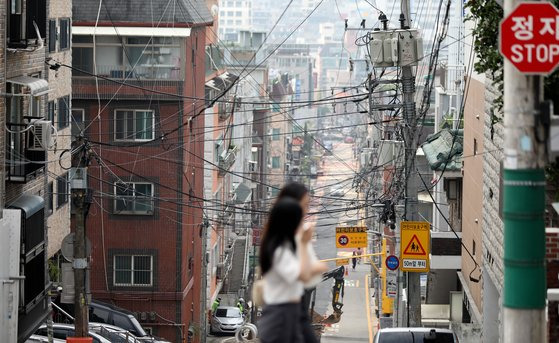 서울시 위치한 빌라 밀집 지역에서 시민이 길을 걷고 있다. 뉴스1