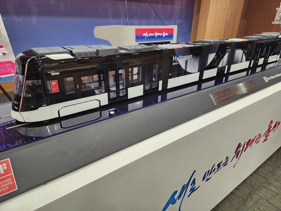 울산 수소 트램 모형. 울산시가 도시철도 사업 설명용으로 제작했다. 김윤호 기자