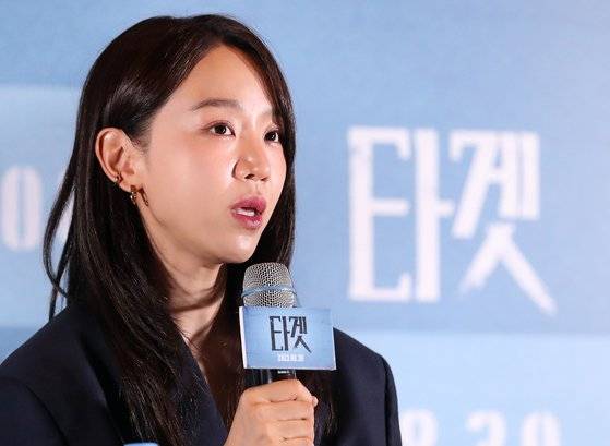 배우 신혜선이 21일 오후 서울 강남구 코엑스 메가박스에서 열린 영화 ‘타겟’ 언론배급시사회에서 취재진 질문에 답변하고 있다.뉴스1