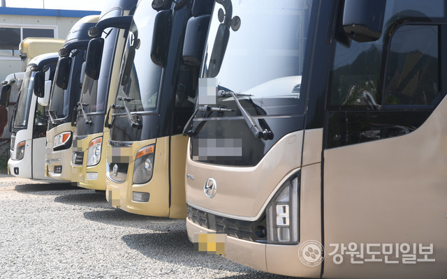 최근 경유가격이 휘발유 가격을 앞서며 경유차량 운전자들의 부담이 가중되고 있는 있는 가운데 춘천의 한 주차장에 관광버스가 주차되어 있다. 김정호