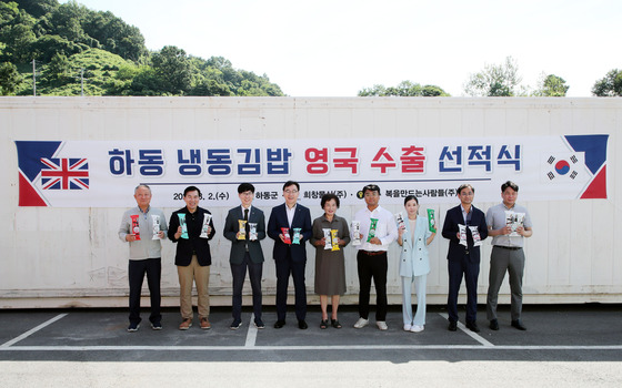 Officials of Bokmansa and Hadong County, North Gyeongsang, during a shipping ceremony on Aug. 2. [HADONG COUNTY OFFICE]