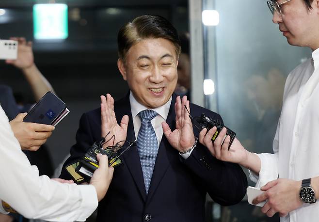 ▲2023년 8월1일 과천 인근 사무실에서 기자들을 만난 이동관 방송통신위원장 후보 ⓒ연합뉴스