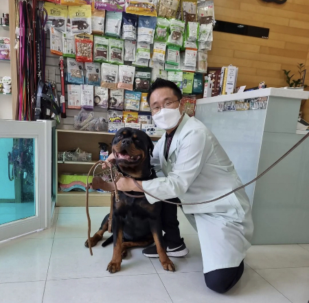 동물병원 손님인 멍멍이와 사진을 찍은 신재우(가명) 한스동물병원 원장님./사진=한스동물병원
