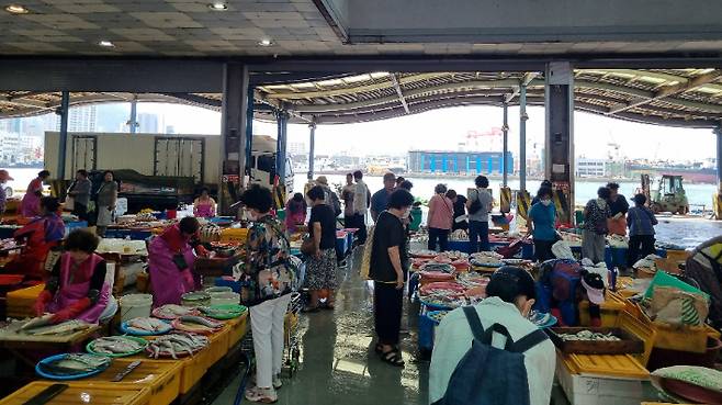 23일 부산 중구 자갈치시장에서 손님들이 수산물을 구매하고 있다. 김혜민 기자