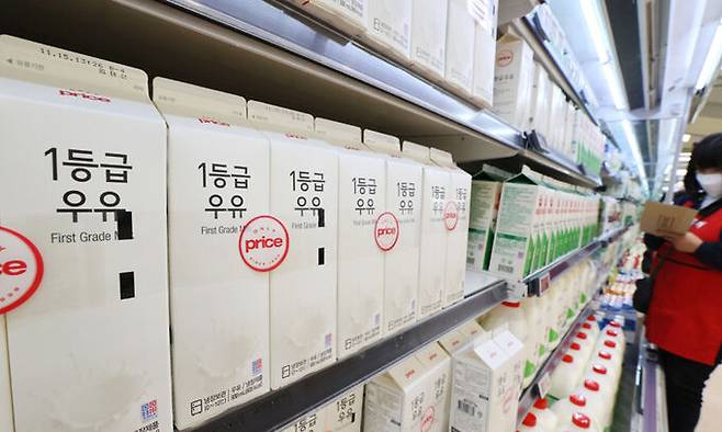 서울 시내 한 대형마트에 우유 매대. 연합뉴스