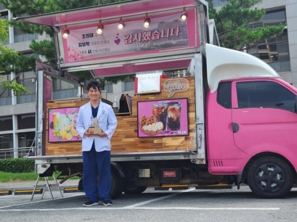 환자가 보낸 커피차에 방문한 조원태 정형외과 교수. 아주대의료원 제공