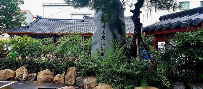 광주시가 추진하고 있는 '정율성 역사공원' 조성사업이 때아닌 색깔론에 휩싸였다. 광주시가 동구 불로동 정율성 생가 일대에 48억원을 들여 '정율성 역사공원' 조성을 추진하는 게 발단이 됐다. 이를 두고 박민식 국가보훈부 장관과 강기정 광주시장은 SNS에서 설전을 벌였다. 23일 오전 정율성 생가 모습 ⓒ시사저널 정성환