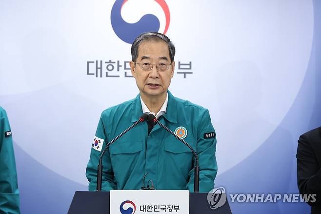 담화문 발표하는 한덕수 총리 (서울=연합뉴스) 황광모 기자 = 한덕수 국무총리가 23일 서울 종로구 정부서울청사에서 이상 동기 범죄 재발 방지를 위한 담화문 발표를 하고 있다.
담화문 발표에는 이상민 행정안전부 장관, 한동훈 법무부 장관, 조규홍 보건복지부 장관, 윤희근 경찰청장이 배석했다. 2023.8.23 hkmpooh@yna.co.kr