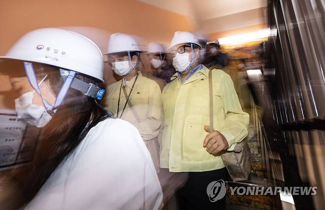 대피 훈련하는 정부서울청사 직원들 (서울=연합뉴스) 황광모 기자 = 전국적으로 일반 국민까지 참여하는 공습 대비 민방위 훈련(민방공훈련)이 6년 만에 실시된 23일 오후 서울 종로구 정부서울청사 직원들이 훈련 공습경보가 발령되자 안전모와 방독면을 휴대하고 지하로 대피하고 있다. 2023.8.23 hkmpooh@yna.co.kr