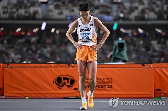 생각에 잠긴 우상혁 (부다페스트 AFP=연합뉴스) 우상혁이 23일(한국시간) 헝가리 부다페스트에서 열린 2023 세계육상선수권 남자 높이뛰기 결선 경기 중 생각에 잠겨 있다.