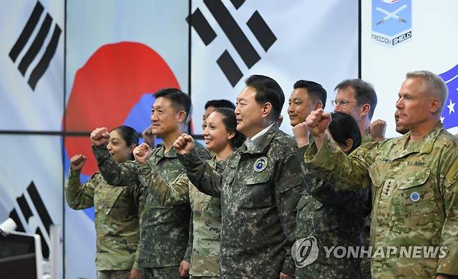 윤석열 대통령, 한미연합사 전시지휘소 방문 (서울=연합뉴스) 진성철 기자 = 윤석열 대통령이 23일 한미연합사 전시지휘소(CP TANGO)를 방문해 '23년 을지 자유의 방패(UFS, Ulchi Freedom Shied) 연습상황을 점검한 뒤 폴 러캐머라 한미연합사령관 등과 기념촬영을 하고 있다. 2023.8.23 [대통령실 제공. 재판매 및 DB 금지] zjin@yna.co.kr