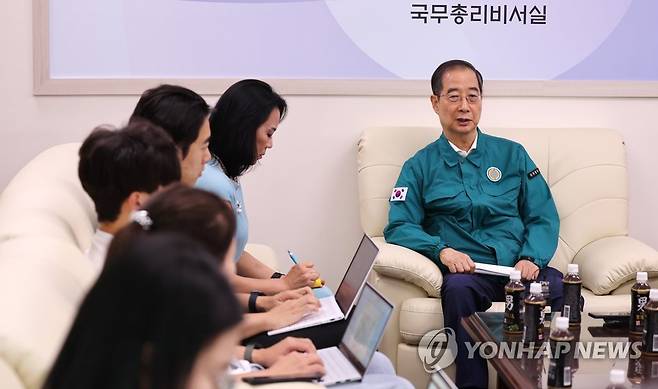 발언하는 한덕수 총리 (세종=연합뉴스) 김주형 기자 = 한덕수 국무총리가 23일 오후 세종시 정부세종청사에서 열린 출입기자단 간담회에서 발언하고 있다. 2023.8.23 kjhpress@yna.co.kr