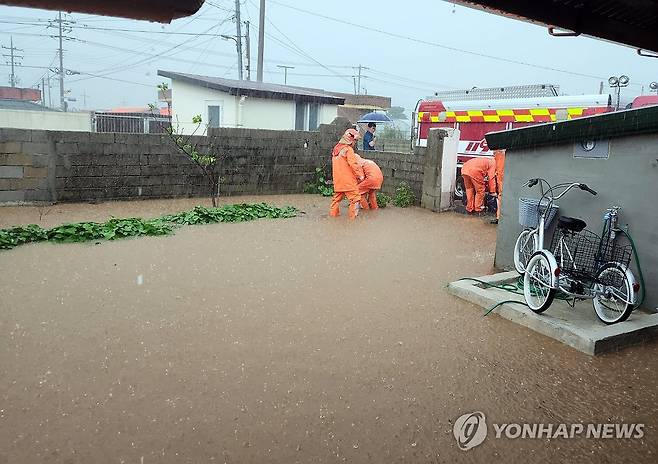 빗물에 잠긴 진도군 주택 마당 (진도=연합뉴스) 호우 특보가 발효된 23일 오후 전남 진도군 고군면 한 주택 마당이 물에 잠겨 소방 당국이 배수 작업을 하고 있다. 2023.8.23 [전남 소방본부 제공. 재판매 및 DB 금지] daum@yna.co.kr