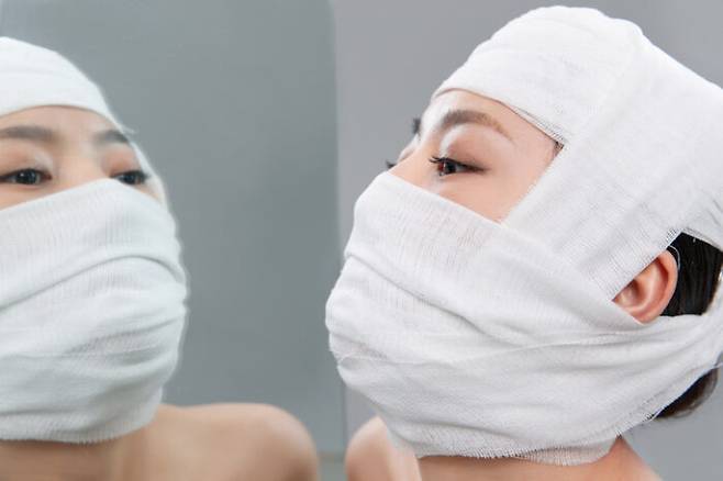코 성형수술이 과해지면 얼굴의 균형도 깨질 수 있다. [사진=게티이미지뱅크]