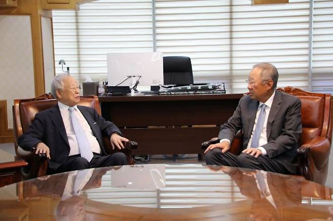 류진 신임 전국경제인연합회 회장(오른쪽)과 손경식 경총 회장(왼쪽)이 23일 서울 마포구 한국경영자총협회회관에서 만나 대화를 나누고 있다. [사진제공=한국경영자총협회]