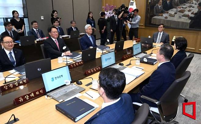 이창용 한국은행 총재가 24일 서울 중구 한국은행에서 열린 금융통화위원회를 주재하고 있다. /사진공동취재단