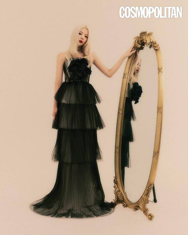 튜브톱 시폰 드레스 가격미정 아르하. 초커 58만원 비비안 웨스트우드.