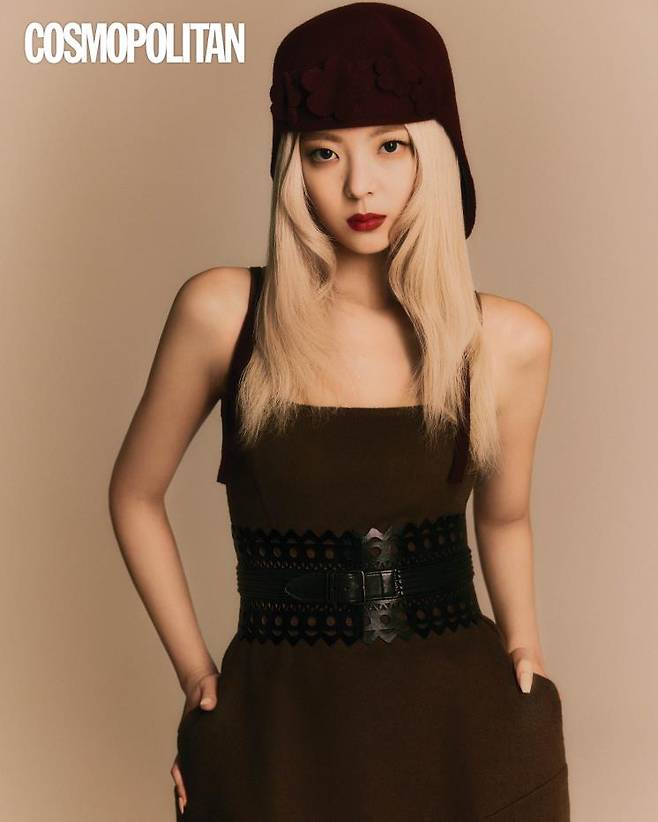 슬리브리스 드레스 가격미정 막스마라. 코르셋 벨트 가격미정 알라이아. 버건디 해트 40만원 스챠 by 10 꼬르소 꼬모.