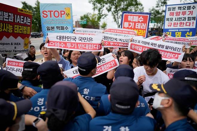 8월 24일 서울 일본 대사관 앞에서 시위대가 후쿠시마 오염수 방류를 규탄하고 있다.ⓒ연합뉴스