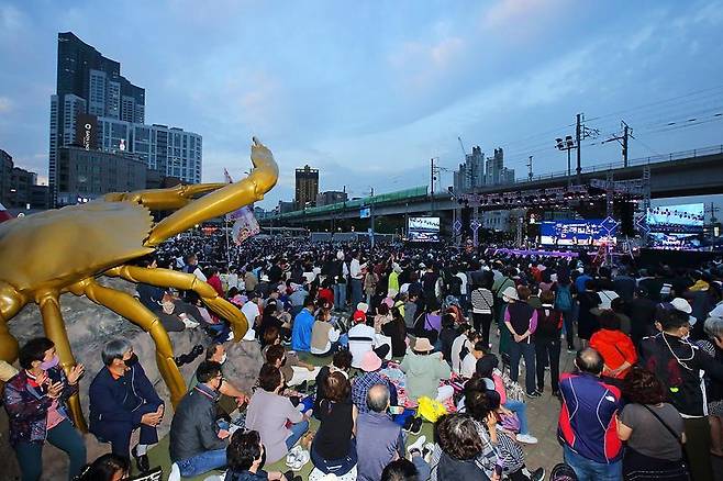 지난해 열린 소래포구축제를 찾은 관광객들이 공연을 즐기고 있다. 남동구청 제공