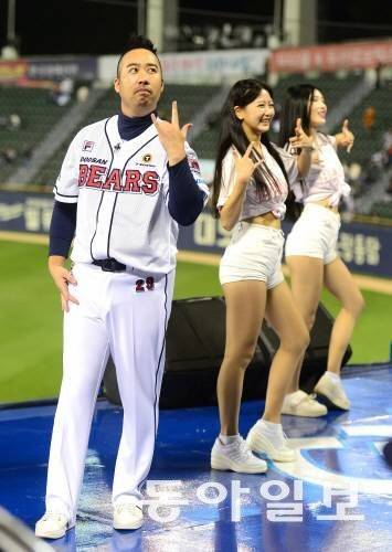 두산 치어리더들과 함께 공연 중인 유희관. 육중한 몸이지만 댄스에 일가견이 있다.   동아일보 DB