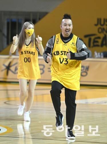 2022~2023 여자프로농구‘ KB스타즈와 하나원큐 경기에서 프로야구 유희관 해설위원이 치어리더와 깜짝 합동 공연을 하고 있다. 청주 | 김종원 기자 won@donga.com