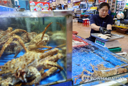 서울 동작구 노량진수산시장에서 시장관리부 직원이 일본산 수산물에 대해 방사능 검사를 하고 있다. 연합뉴스 제공.