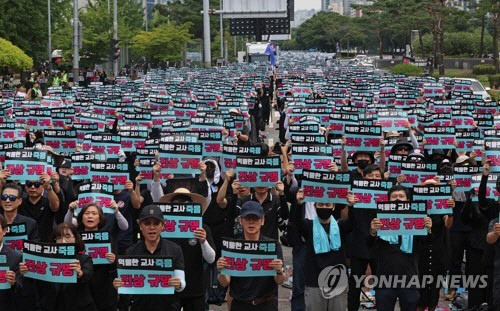 지난 19일 오후 서울 여의도 국회 앞에서 전국 각지에서 모인 교사들이 서이초 교사 사망 사건 진상규명과 아동학대 관련법 즉각 개정을 촉구하는 집회를 하고 있다. [연합뉴스]