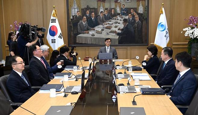 [서울=뉴시스] 사진공동취재단 = 이창용 한국은행 총재가 24일 서울 중구 한국은행에서 열린 금융통화위원회를 주재하고 있다. 2023.08.24.