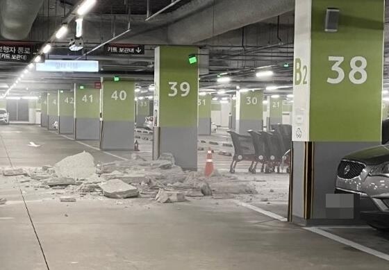 23일 오후 8시30분쯤 인천 연수구 홈플러스 송도점 지하 2층 주차장 천장 부분이 무너져 내렸다. 연합뉴스
