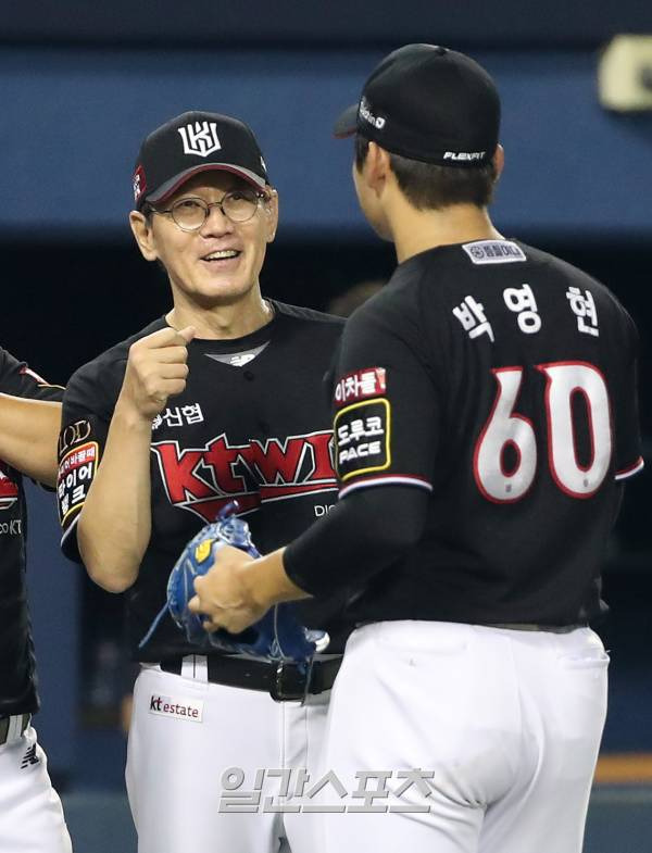 2023 KBO 프로야구 두산베어스와 kt위즈의 경기가 17일 오후 서울 잠실야구장에서 열렸다. 9대 8로 승리한 KT 이강철 감독이 박영현 등 선수들을 맞이하고 있다. 잠실=김민규 기자 mgkim1@edaily.co.kr /2023.08.17/