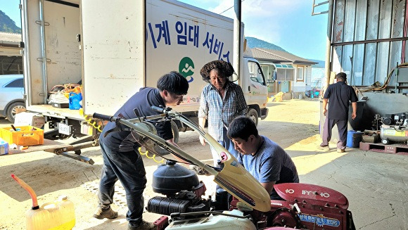 달성군 수해복구지원팀이 22일  수해 피해 농기계를 수리하고 있다. [사진=달성군]