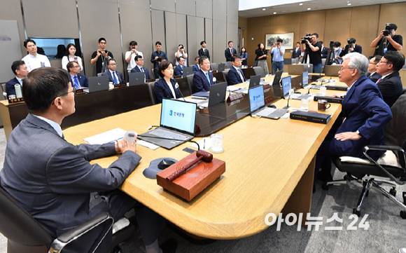 이창용 한국은행 총재가 24일 서울 중구 한국은행에서 열린 금융통화위원회를 주재하고 있다. [사진=사진공동취재단]