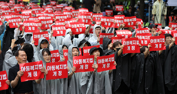 초중고 교사들이 12일 서울 종로구 종각 일대에서 집회를 열고 안전한 교육환경을 위한 법 개정, 민원창구 일원화 및 악성 민원인 방지 방안 마련, 교사 생활지도권 보장, 정서행동 위기학생 지원책 마련 등을 촉구하고 있다. [사진=뉴시스]